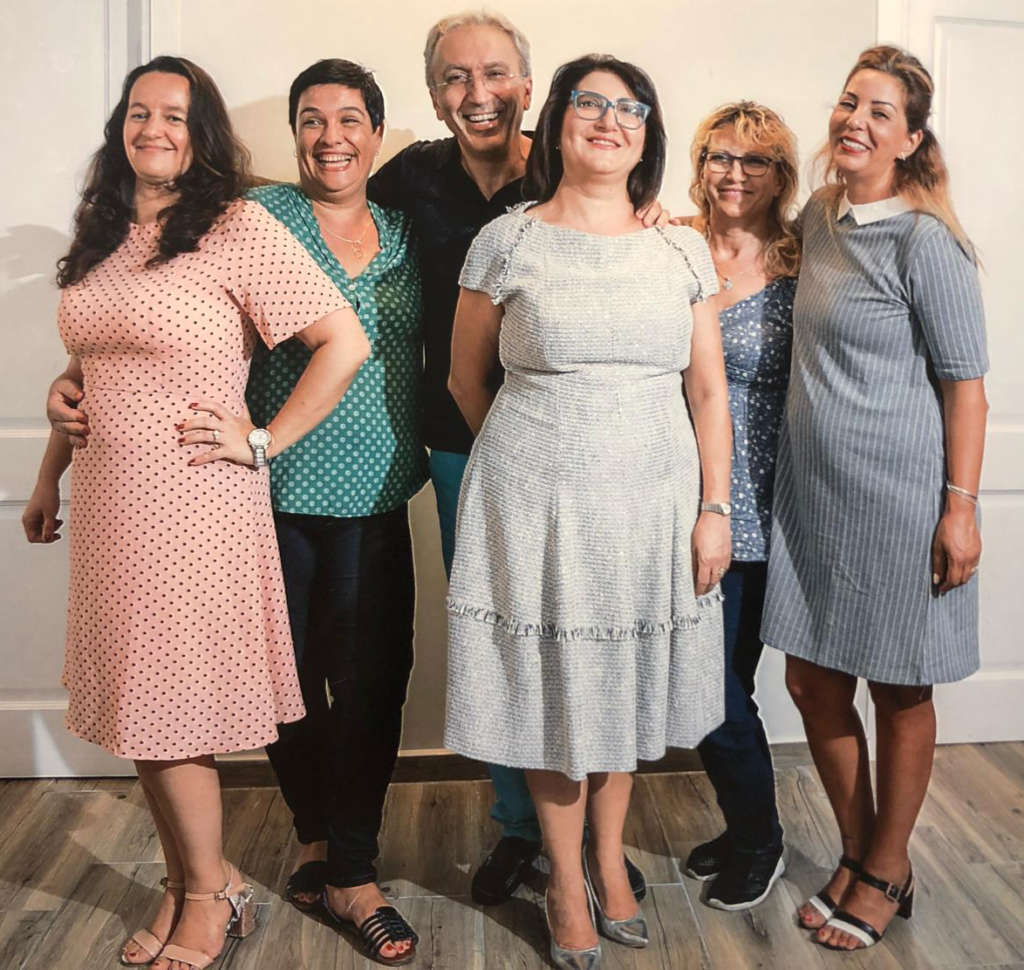 צוות רפואי מחייך מצטלם - טיפולי אסתטיקה אמדיקייר צוות רפואי מחייך מצטלם - טיפולי אסתטיקה אמדיקייר